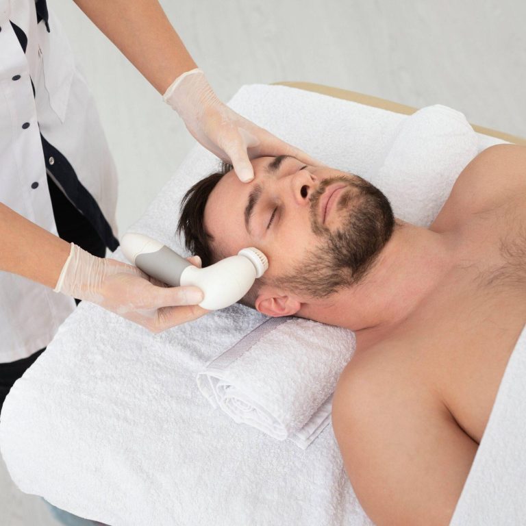 masseur-taking-care-her-client (1)